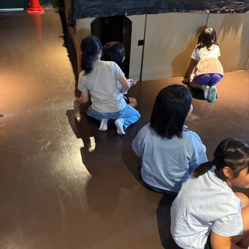 学童クラブで暗闇迷路を体験する子どもたち