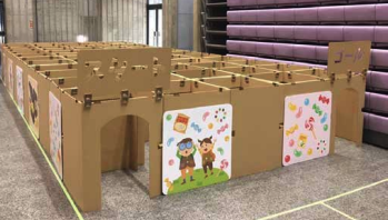 まっくらレスキュー迷路の壁面を装飾・アレンジしている様子