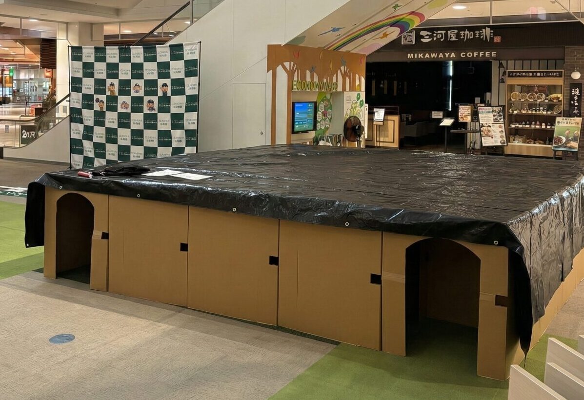 まっくらレスキュー迷路で暗闇の中を懐中電灯を持って進む子どもの体験写真