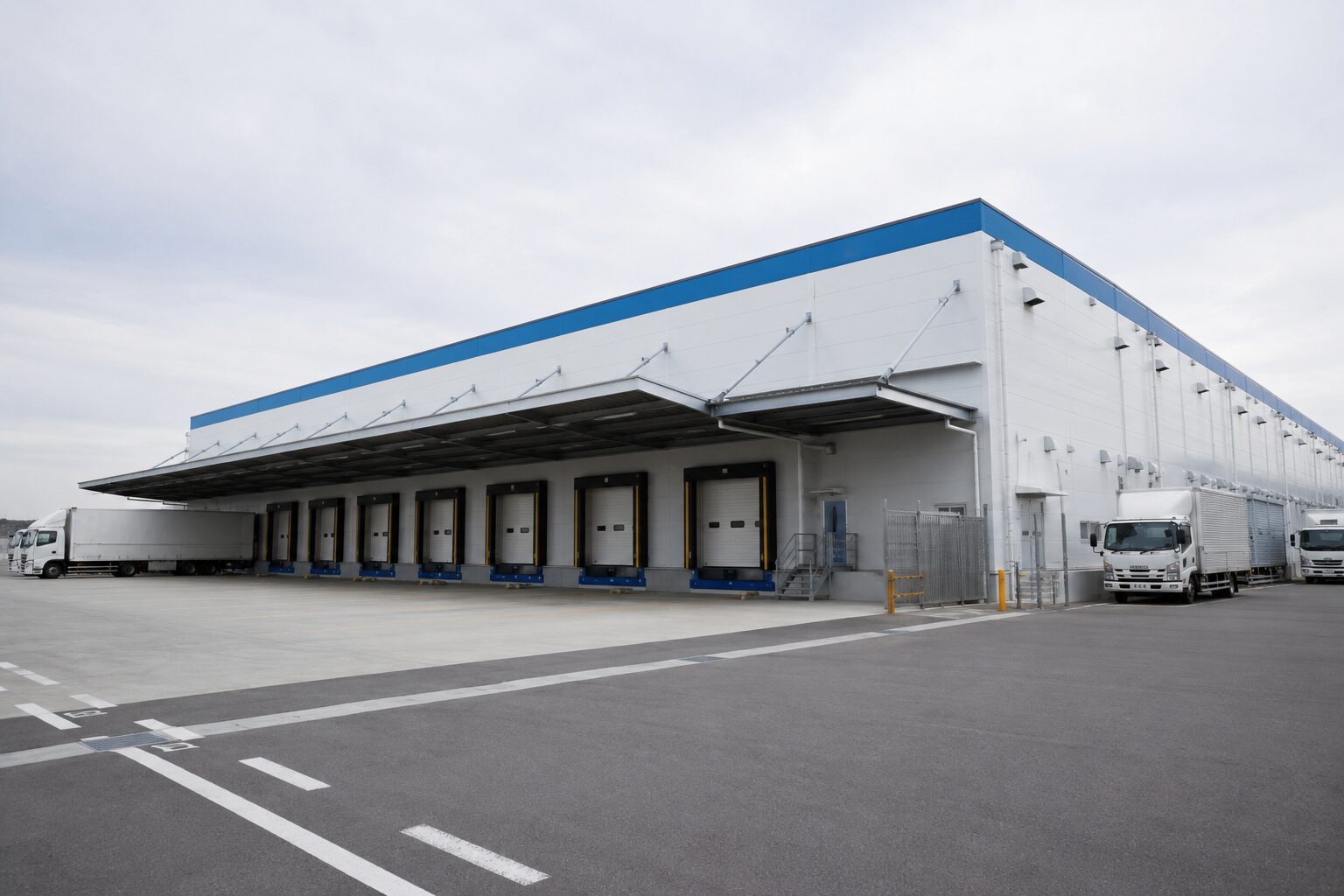 高い棚と荷物が並ぶ倉庫・物流センター
